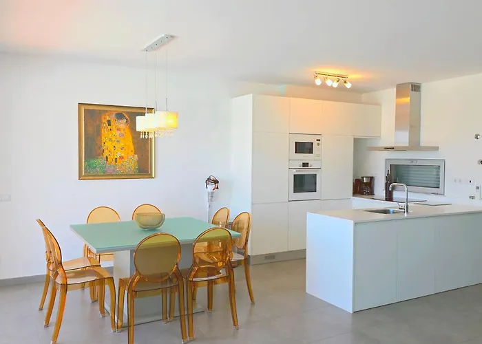 Luxury & Private Heatable Pool In