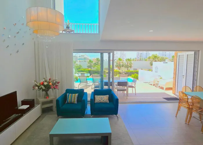 Luxury & Private Heatable Pool In Вілла